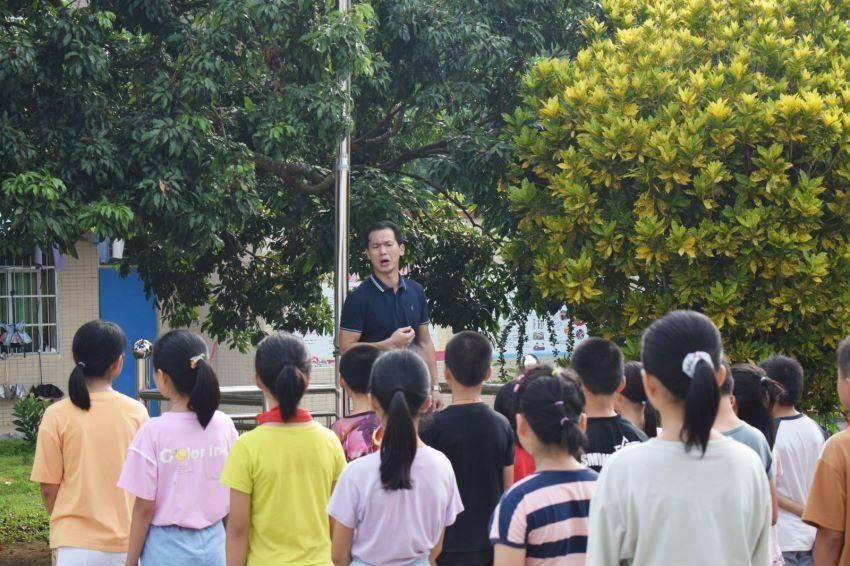 河南一学校火灾致13死 学生:老师让大家穿衣服赶紧跑 逃生时闻到烟味